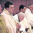 Los monjes de San Pedro de Cardeña en el rezo de Laudes, a las 7 de la mañana. Foto: Sergio García / El Diario Montañés.