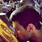 En la imagen, Novak Djokovic, fiel de la Iglesia ortodoxa serbia, besa un icono.