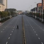 Imagen de la ciudad china de Wuhan, origen del coronavirus. Las calles de esta urbe de 11 millones de habitantes estuvieron vacías durante semanas debido al confinamiento / Fotograma del cortometraje NOWNESS