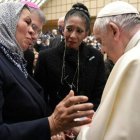 El Papa Francisco escucha a una peregrina durante la audiencia pública del Miércoles de Ceniza de 2022