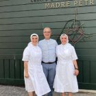 Salvador Gil, con dos religiosas en la casa fundada por Madre Petra