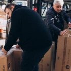 El cardenal Krajewski, limosnero papal -con pelo blanco- entrega en la basílica grecocatólica de Roma ayuda médica que se enviará a Ucrania