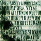 Fragmento de la lápida.