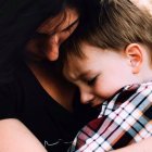 Seguir la propia conciencia es haber interiorizado la voz de la madre, que siempre corrige con amor. Foto: Jordan Whitt / Unsplash.