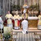 Momento en el que el cardenal Vincent Nichols impone las manos a Michael Nazir-Ali para ordenarle sacerdote. Foto: Captura Our Lady of the Assumption Catholic Church.