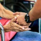 Hacer a los demás cuanto bien se pueda hacer es un deber del cristiano que Dios, Sumo Bien, recompensará con el ciento por uno (Mt 19, 29). Foto: Jem Sahagun / Unsplash.