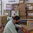 Una voluntaria de RedMadre preparando donaciones para Ucrania.