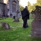 Un monje pasea por el santuario de Walsingham, en un reportaje-entrevista de EWTN a Joseph Pearce sobre la historia de Inglaterra.