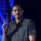 Jim Caviezel citó en su discurso a Juan Pablo II, Ronald Reagan y al propio Mel Gibson en el papel de Braveheart. Foto: Captura del canal en Rumble de The Red Patriot Show.