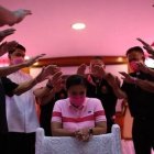 Sacerdotes rezan por la candidata Leni Robredo en la parroquia de San Agustín en Pinamalayan, Oriental Mindoro, el 3 de mayo