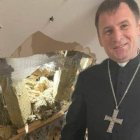 El obispo católico Pavlo Honcharuk, en su residencia bombardeada en Járkov.