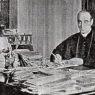 Sobre la mesa del cardenal Merry del Val en la Secretaría de Estado, su referente sacerdotal: San Juan María Vianney, el Santo Cura de Ars.