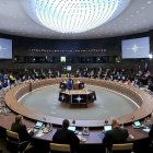 Los últimos Papas han denunciado las carreras armamentísticas que acaban justificándose a sí mismas. Foto: reunión de la OTAN.