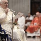 Aunque estaba previsto que el Papa presidiera la Eucaristía, lo hizo finalmente el decano de los cardenales (Foto: Vatican News).