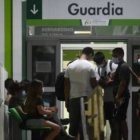 Familiares de los envenenados por cocaína internos en el hospital de Hurlingham, Buenos Aires