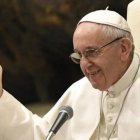 El Papa Francisco en 2018 con una imagen de Santa Josefina Bakhita, que fue esclava en África antes de ser religiosa en Italia