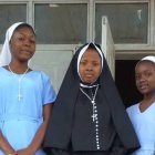 Las hermanas del Santo Niño Jesús luchan contra la pobreza creando guarderías, escuelas de costura e informática, bibliotecas o dando clases de cocina.