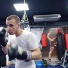 Tras una experiencia mística, el joven carnicero y boxeador húngaro Peter Sagi se dedica a servir a Dios sirviendo a los demás.