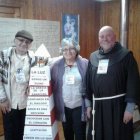 Sonia Bastías Millar (en la imagen, con miembros de Encuentro Matrimonial) narra las secuelas del síndrome posaborto y cómo se entregó a la causa provida.