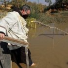 Fray Francesco Patton, Custodio franciscano de Tierra Santa, se introduce en el Jordán en el domingo de Bautizo del Señor