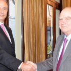 A la izquierda, José Carlos González-Hurtado, presidente de EWTN España; a la derecha José María Millet, presidente de La 8.