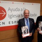 El presidente de Ayuda a la Iglesia Necesitada, Antonio Sáinz de Vicuña, junto con su director, Javier Menéndez Ros.