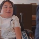 Memé Alsina, casi paralizada del todo, pero alegre, previene de la mentalidad eutanásica