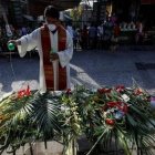 Sacerdote con mascarilla bendice palmas en el Domingo de Ramos de 2020, ya con mascarilla, en Filipinas