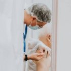 Sanitario con un anciano pero... ¿le está cuidando o le está matando? Con la eutanasia, ¿quién sabe?