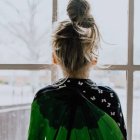 Una niña mira por el cristal de la puerta... quizá teme la guerra, o espera que vuelva alguien... foto de Kelly Sikkema en Unsplash