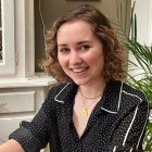 Inès Hennette ha vuelto a la oración porque ve oración en los iconos que cataloga. Foto: Famille Chrétienne.