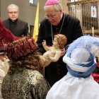 El obispo Reig Pla presenta el Niño Jesús a los Reyes Magos en una fiesta familiar en Alcalá