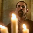 Álex Larumbe, uno de los protagonistas de la trama de ficción de «Tierra Santa. El último peregrino», en una escena en la basílica del Santo Sepulcro.