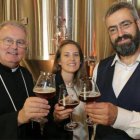 La directora de la cervecería, Celine Darbellay, junto con el maestro cervecero de Saint-Maurice, Benjamin Levaux.