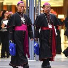 Guo Jincai (a la izquierda), obispo al que el Papa levantó la excomunión y que ordenará de manera ilegitima a tres sacerdotes en el Sínodo de los jóvenes en Roma