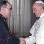 El arzobispo de Toledo, Francisco Cerro, saluda al Papa Francisco