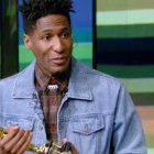 Jon Batiste muestra su Óscar en el show matinal televisivo «Live with Kelly and Ryan».