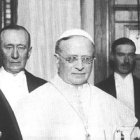 Una imagen de la inauguración de Radio Vaticana, el 12 de febrero de 1931. En el centro, Pío XI; a la izquierda de la foto, en primer término, su secretario de Estado, el cardenal Eugenio Pacelli, futuro Pío XII; entre ambos asoma Guillermo Marconi.
