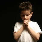 Niño en oración - Jesús aprendió a orar desde pequeño, en familia y a solas