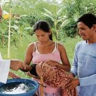 El misionero agustino español Miguel Ángel Cadenas bautizando en la región de Iquitos, Amazonía peruana