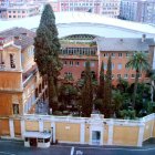 El Cementerio Teutónico, testigo de los lazos entre el Papado y el Imperio, visto desde una ventana lateral de la basílica de San Pedro. Foto (detalle): Johannes Müller, 2013, Wikipedia.