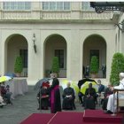 El Patio de San Dámaso acogió la catequesis de Francisco sobre dificultades al orar, ante algunas docenas de fieles