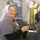 La hermana Doris lleva 45 años fabricando cerveza en el monasterio