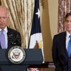 Anthony Blinken escucha hablar a Joe Biden en una foto tomada durante el gobierno de Obama, con Biden de vicepresidente - la industria abortista mundial alaba a ambos, con los que ganará mucho dinero