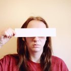 En el largo camino hacia la androginia, el feminismo ha dado un primer paso convenciendo a las mujeres de abandonar lo que las diferencia realmente del hombre para asimilarse a él. Foto (contextual): Sharon McCutcheon / Unsplash.