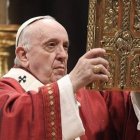 El Papa Francisco alza los Evangelios en la Misa de Pentecostés de 2021