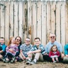 La familia McGarrity con siete de sus hijos, a falta de la pequeña Charlotte. Foto: Lucy Beaugard / Colorado Parent.