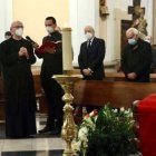 El Rey Felipe VI ante los restos del arzobispo castrense Juan del Río en su capilla ardiente el viernes 29, día antes de su sepultura