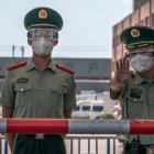 Policías chinos en Hebei con mascarilla... ahora cazan seminaristas casa por casa