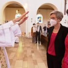 Bernd Mönkebüscher, párroco de la iglesia de Santa Inés, cerca de Frankfurt, bendice a una pareja de lesbianas, en una campaña organizada el 10 de mayo por buena parte de la Iglesia alemana y alentada por varios obispos.